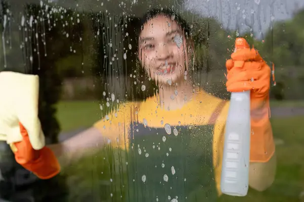 Temizlik Spreyi Bez Kullanarak Camları Silen Bir Kadınının Evini Temizliyorum — Stok fotoğraf
