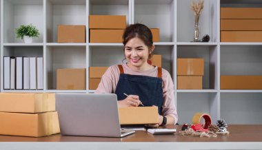 Girişimciler, KOBİ şirketleri, siparişleri kontrol edin ve satın alma emrini kontrol edin. Paketleri teslimat için hazırlayın...