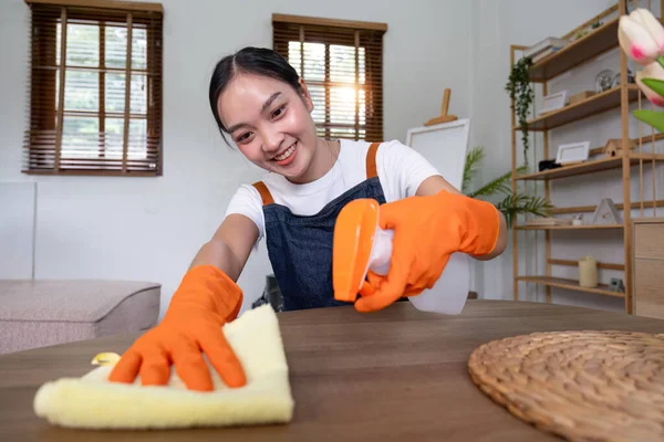 Asiática Empregada Doméstica Limpando Casa Usando Spray Pano Limpeza Mesa — Fotografia de Stock