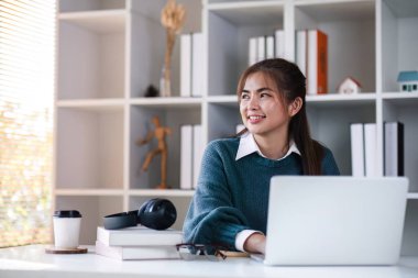 Asyalı kız öğrenci çevrimiçi öğrenim kursu çevrimiçi video dersi Zoom öğretmeni, Mutlu Asyalı kız bilgisayar laptopuyla İngilizce öğreniyor.
