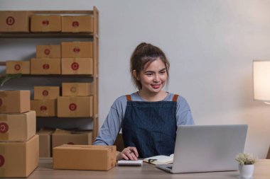 Girişimciler, KOBİ şirketleri, siparişleri kontrol edin ve satın alma emrini kontrol edin. Paketleri teslimat için hazırlayın...