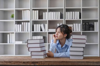 Hüsrana uğramış endişeli Asyalı genç kızın portresi kötü haber, olumsuz zorbalık mesajı, internet veya e-posta tebligatıyla başı dertte olan dizüstü bilgisayarına bakıyor....