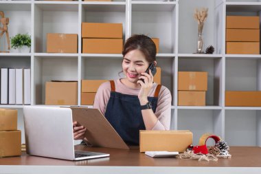 KOBİ, işletme sahibi müşterileri arayıp ürünleri emirlere göre kontrol etmelerini istiyor. Teslimatta doğruluk için ürünler denetleniyor..