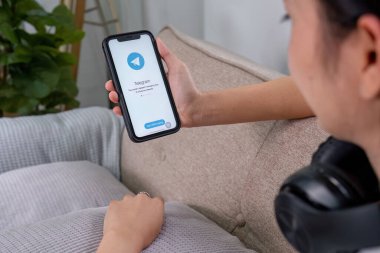 CHIANG MAI, THAILAND 6 2023: Apple iPhone 14 ekranında telgraf uygulama simgesi. Telgraf uygulaması simgesi. Telegram bir çevrimiçi sosyal medya ağıdır. Sosyal medya uygulaması.