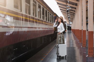 Genç bayan tatilde trenle seyahat etmekten mutlu...