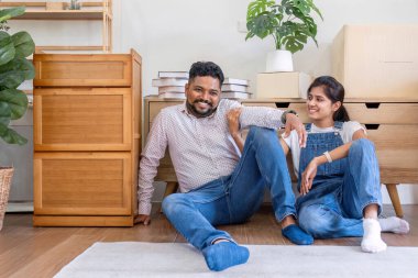 Taşınmak için kutuları aldıktan sonra bir çift dinleniyor. Su içip eğleniyorduk..