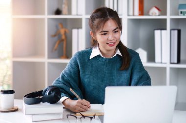 Asyalı kız öğrenci çevrimiçi öğrenim kursu çevrimiçi video dersi Zoom öğretmeni, Mutlu Asyalı kız bilgisayar laptopuyla İngilizce öğreniyor.