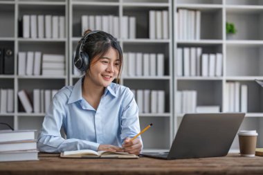 Asyalı kız öğrenci çevrimiçi öğrenim kursu çevrimiçi video dersi Zoom öğretmeni, Mutlu Asyalı kız bilgisayar laptopuyla İngilizce öğreniyor