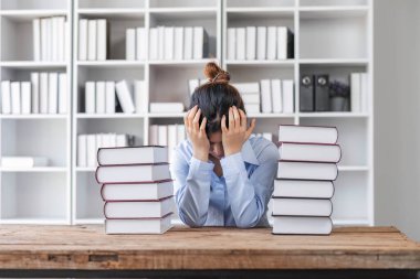 Hüsrana uğramış endişeli Asyalı genç kızın portresi kötü haber, olumsuz zorbalık mesajı, internet veya e-posta tebligatıyla başı dertte olan dizüstü bilgisayarına bakıyor....