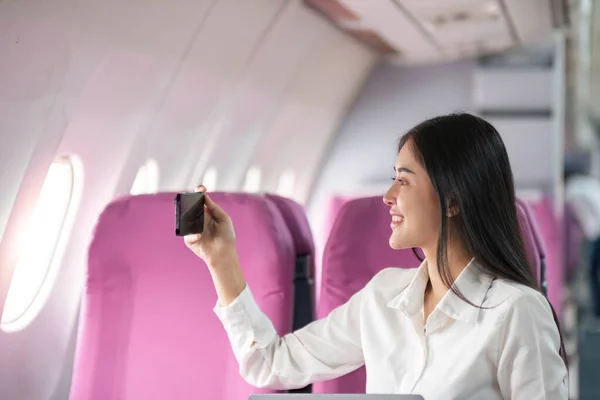Uma Turista Sorridente Tirar Uma Selfie Telemóvel Espera Avião Passageiros — Fotografia de Stock