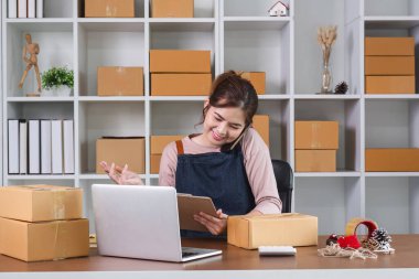 KOBİ, işletme sahibi müşterileri arayıp ürünleri emirlere göre kontrol etmelerini istiyor. Teslimatta doğruluk için ürünler denetleniyor..