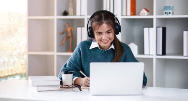 Asyalı kız öğrenci çevrimiçi öğrenim kursu çevrimiçi video dersi Zoom öğretmeni, Mutlu Asyalı kız bilgisayar laptopuyla İngilizce öğreniyor.