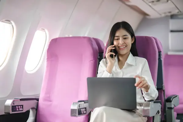 Mujer Asiática Usando Teléfono Inteligente Moderno Una Computadora Portátil Mientras — Foto de Stock
