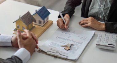 Ajanlar ve müşteriler emlak ya da mal varlığını satın almak, sigortalamak ya da ödünç almak için sözleşmeleri tartışırlar. Örnek bir ev modeli görmenin yanında..