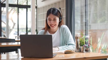 Asyalı kız öğrenci çevrimiçi öğrenim kursu çevrimiçi video dersi Zoom öğretmeni, Mutlu Asyalı kız bilgisayar laptopuyla İngilizce öğreniyor.