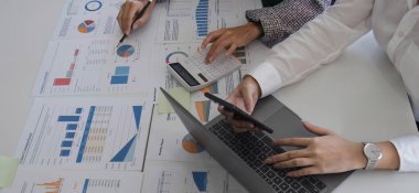 İş Adamları Toplantısı, gelecek ay kaliteyi artırmak için dizüstü bilgisayar, hesap makinesi, defter ve borsa çizelgesi kullanarak olacak. Konferans Kurumu Konsepti.