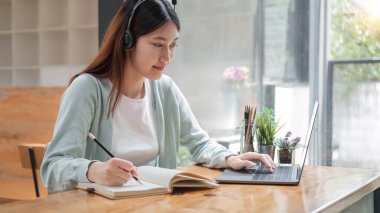 Asyalı kız öğrenci çevrimiçi öğrenme dersi çevrimiçi video öğretmeni, Mutlu Asyalı kız bilgisayar laptopuyla İngilizce öğreniyor.