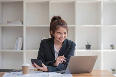 İş kadını, ofis ve iş geçmişinde, vergi, muhasebe, istatistik ve analitik araştırma kavramında matematik finansmanı için hesap makinesi kullanıyor..