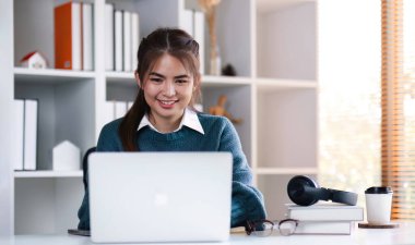 Asyalı kız öğrenci çevrimiçi öğrenim kursu çevrimiçi video dersi Zoom öğretmeni, Mutlu Asyalı kız bilgisayar laptopuyla İngilizce öğreniyor.
