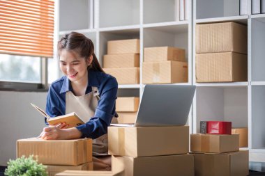 Girişimciler, KOBİ şirketleri, siparişleri kontrol edin ve satın alma emrini kontrol edin. Paketleri teslimat için hazırlayın...