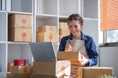 Girişimciler, KOBİ şirketleri, siparişleri kontrol edin ve satın alma emrini kontrol edin. Paketleri teslimat için hazırlayın...