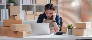 Çevrimiçi satış şirketleri işleten KOBİ girişimcileri, ürün yönetimi belgelerini incelerken otururken vurguladılar..