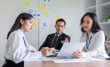 Şirket toplantı odasında iş planlama belgesi ve dijital çalışma için beyin fırtınası fikirleri..