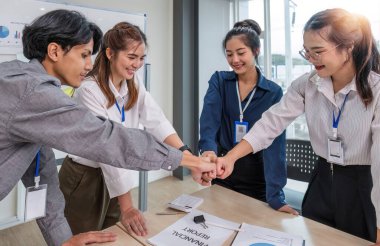Genç Asyalı iş adamlarından oluşan bir grup. Yaratıcı iş adamı. Başarılı bir iş ortağı olmaktan mutluluk duyarlar...