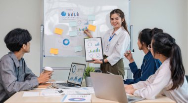 Toplantıda sunulan çalışmalar, bir şirketin ya da kuruluşun iş yerlerinden toplanır. Yöneticiler ve örgüt üyeleri biliyor.