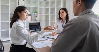 Şirket toplantı odasında iş planlama belgesi ve dijital çalışma için beyin fırtınası fikirleri..