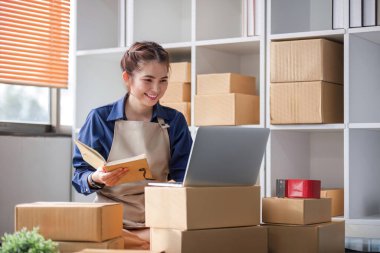 Girişimciler, KOBİ şirketleri, siparişleri kontrol edin ve satın alma emrini kontrol edin. Paketleri teslimat için hazırlayın...