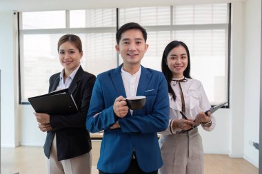 Zeki ve başarılı iş adamları ya da yöneticiler işlerinde mutlu, memnun ya da kendinden emin görünüyorlar...