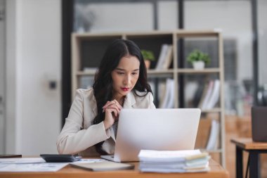 İş kadını, ofis ve iş geçmişinde, vergi, muhasebe, istatistik ve analitik araştırma kavramında matematik finansmanı için hesap makinesi kullanıyor...