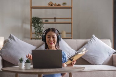 Asyalı kız öğrenci çevrimiçi öğrenme sınıfı çevrimiçi video öğretmeni, Mutlu Asyalı kız bilgisayar laptopuyla çevrimiçi dil öğreniyor.