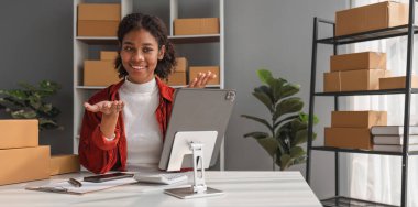 Küçük bir KOBİ girişimcisi işi bir tablet aracılığıyla iletir ve bir ofiste kutularca mal teslim etmeye hazır mallarla konuşur..