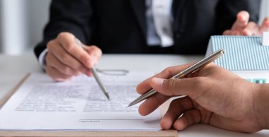 Menajerler ve çift müşterilerle ev planları, sigorta mı yoksa emlak kredisi mi alınacağını tartışır..