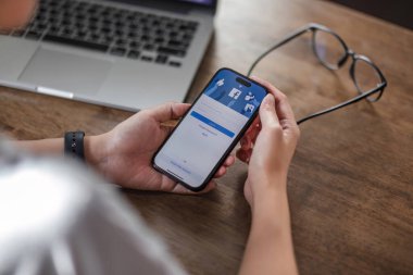 CHIANG MAI, THAILAND - OCT 4, 2023: Facebook sosyal medya uygulaması logosu giriş, mobil uygulama kayıt sayfası iPhone 14 üzerinde e-ticaret alışveriş işi yapan kişilerle ilgili..