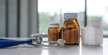 Doktorların masasındaki sağlık ilaçlarına ilaç ve steteskop yerleştirildi...