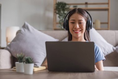 Asyalı kız öğrenci çevrimiçi öğrenme sınıfı çevrimiçi video öğretmeni, Mutlu Asyalı kız bilgisayar laptopuyla çevrimiçi dil öğreniyor.