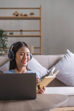 Asyalı kız öğrenci çevrimiçi öğrenme sınıfı çevrimiçi video öğretmeni, Mutlu Asyalı kız bilgisayar laptopuyla çevrimiçi dil öğreniyor.
