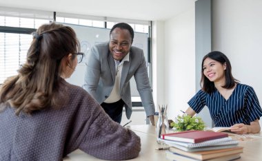 İş Adamları Toplantısı, gelecek ay kaliteyi artırmak için dizüstü bilgisayar, hesap makinesi, defter ve borsa çizelgesi kullanarak olacak. Konferans Kurumu Konsepti...