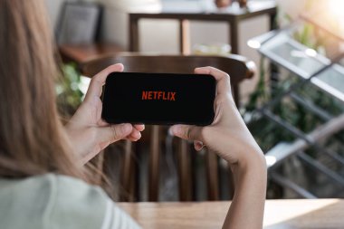 CHIANG MAI, THAILAND JUL 25, 2020: iPhone 14 ekranında Netflix logosu. Netflix, televizyon bölümleri ve filmler için uluslararası bir abonelik hizmetidir..