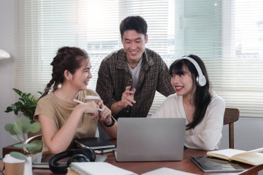 Neşeli ve zeki bir Asyalı genç adam ekibiyle bir toplantıda düşüncelerini paylaşıyor. Üniversite öğrencileri, arkadaşlık, girişimler, takım çalışması.