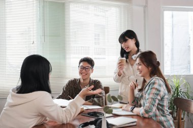 Neşeli ve zeki bir Asyalı genç bayan bir toplantıda kendi fikirlerini ekibiyle paylaşıyor. Üniversite öğrencileri, arkadaşlık, girişimler, takım çalışması.