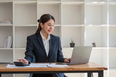 İş kadını, ofis ve iş geçmişinde, vergi, muhasebe, istatistik ve analitik araştırma kavramında matematik finansmanı için hesap makinesi kullanıyor..