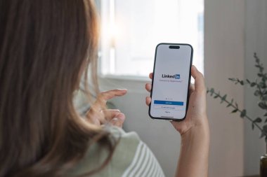 CHIANG MAI, THAILAND - 12, 2023 İPhone 14 ve LinkedIn uygulaması ekranda. LinkedIn iş odaklı bir sosyal ağ hizmetidir..