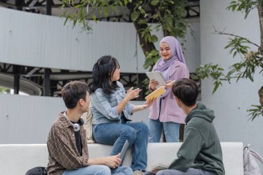 Kitap okuma ve özel açık hava sahasının çim sınavı için özel sınıf ders Asya Kolej öğrenci grubu. Mutluluk ve eğitim öğrenme kavramı. Geri okul kavramı. Teen ve insanlar Tema..