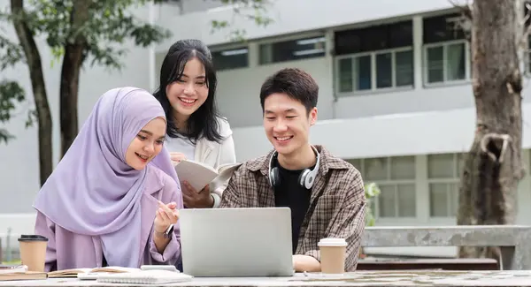Mnohostranná Skupina Studentů Vysoké Škole Včetně Muslimských Asijských Studentů Seděla Stock Fotografie