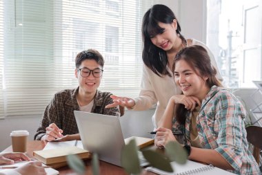 Neşeli ve zeki bir Asyalı kadın bir toplantıda onun düşüncelerini paylaşıyor. Üniversite öğrencileri, arkadaşlık, girişimler, takım çalışması.