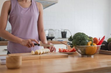 Sportif genç bayan hafif mutfakta sağlıklı yemekler hazırlıyor. sağlıklı gıda konsepti..